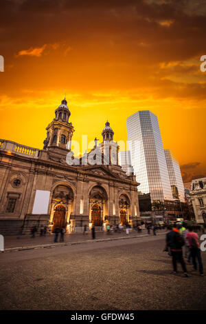 Le centre-ville de Santiago du Chili, les gratte-ciel modernes mélangé avec des bâtiments historiques, Chili Banque D'Images