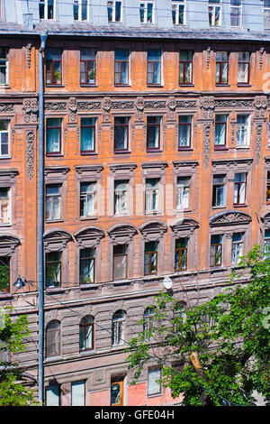 Les fenêtres de la vieille maison sur la rue Pouchkine à Saint-Pétersbourg Banque D'Images