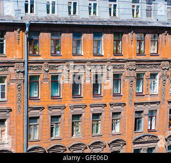 Les fenêtres de la vieille maison sur la rue Pouchkine à Saint-Pétersbourg Banque D'Images