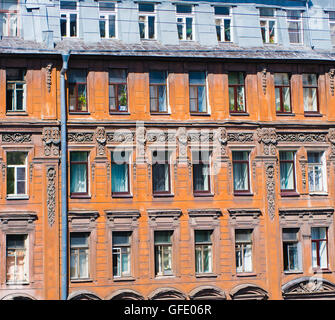 Les fenêtres de la vieille maison sur la rue Pouchkine à Saint-Pétersbourg Banque D'Images