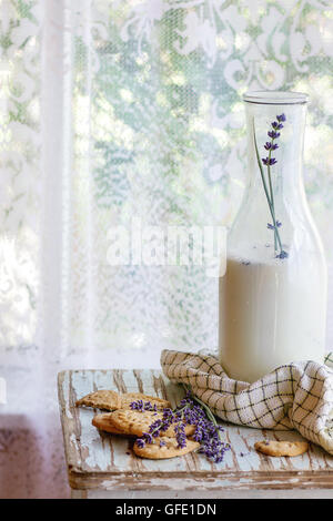 Les cookies de lavande avec du lait Banque D'Images