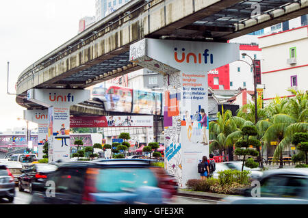 Monorail et le trafic, Jalan Sultan Ismail, Kuala Lumpur, Malaisie Banque D'Images