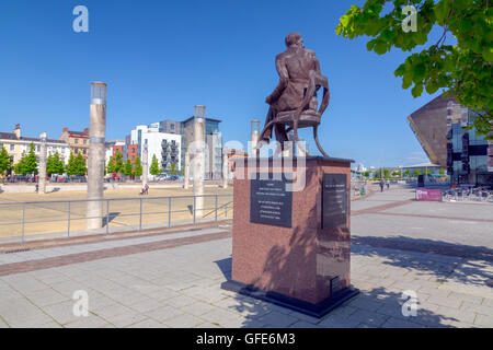 L'Ivor Novello de bronze dans le quartier des docks réaménagés de Cardiff, South Glamorgan, Pays de Galles, Royaume-Uni Banque D'Images