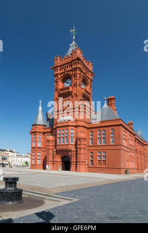 Le Pier Head dans le quartier des docks réaménagés de Cardiff Bay, South Glamorgan, Pays de Galles, Royaume-Uni Banque D'Images