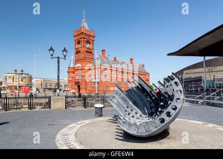 Le Pier Head et de marins marchands War Memorial dans le quartier des docks réaménagés de Cardiff, Glamorgan, Pays de Galles du Sud, Banque D'Images