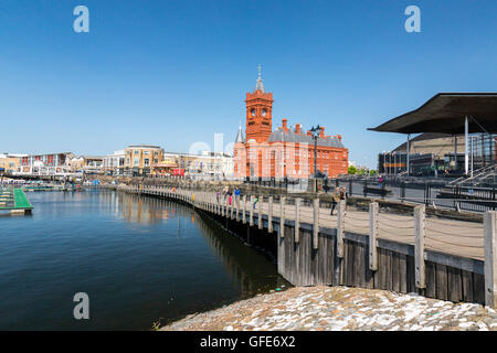 Le Pier Head dans le quartier des docks réaménagés de Cardiff Bay, South Glamorgan, Pays de Galles, Royaume-Uni Banque D'Images