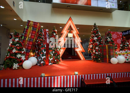 Kuching, Malaisie. Décorations de Noël au centre commercial Place Merdeka. Sarawak. Borneo Banque D'Images