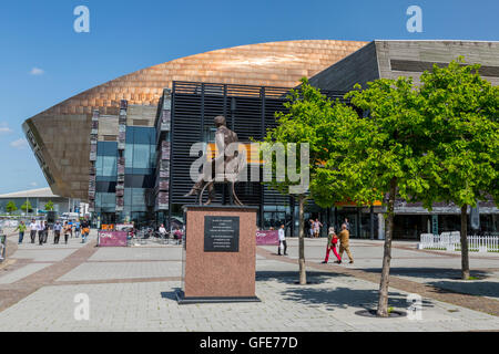 Le Millennium Centre et Ivor Novello de bronze dans le quartier des docks réaménagés de Cardiff, South Glamorgan, Pays de Galles, Royaume-Uni Banque D'Images