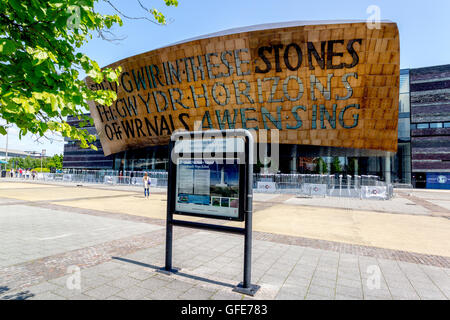 Le Millennium Centre dans le quartier des docks réaménagés de Cardiff, South Glamorgan, Pays de Galles, Royaume-Uni Banque D'Images