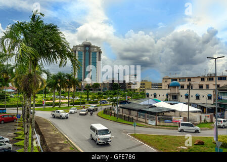 Vue sur la route et Complexe islamique (Kompleks Islam Sarawak) à Kuching. Sarawak. Borneo Banque D'Images