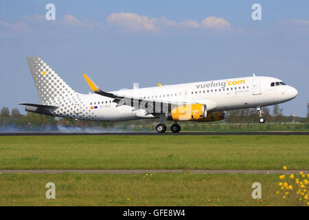 Amsterdam/Netherland 12 mars 2016 : Airbus A320 à partir de Vueling, l'atterrissage à l'aéroport d'Amsterdam Banque D'Images