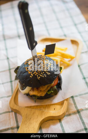 Selective focus Black burger avec frites Banque D'Images
