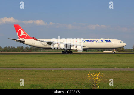 Amsterdam/Netherland 12 mars 2016 : Airbus A340 du turc à l'atterrissage à l'aéroport d'Amsterdam Banque D'Images