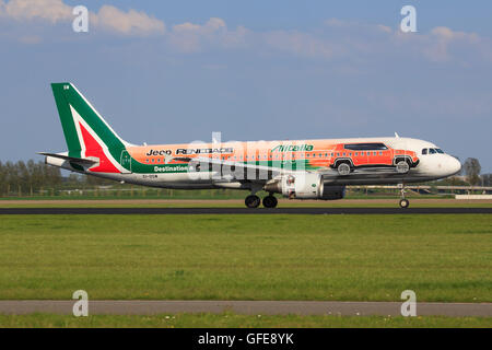 Amsterdam/Netherland 12 mars 2016 Airbus A320:par Alitalia à l'atterrissage à l'aéroport d'Amsterdam Banque D'Images