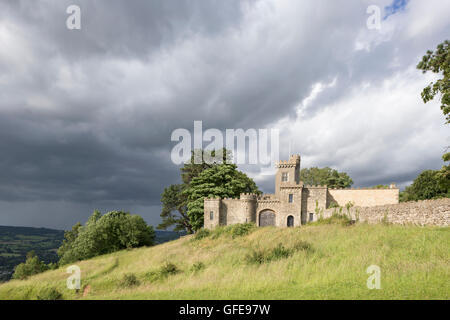 La folie local connu sous le nom de Rodborough Fort ou Fort George sur Rodborough Common, Stroud, Gloucestershire, England, UK Banque D'Images