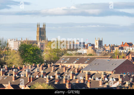 À la recherche sur les toits de la ville en direction de la cathédrale de Worcester, Worcester, Worcestershire, Angleterre, RU Banque D'Images