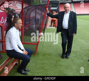 Cardiff City manager Paul Trollope avec sous-Lennie Lawrence (à droite) avant le match amical de pré-saison à la vitalité Stadium, Bournemouth. Banque D'Images