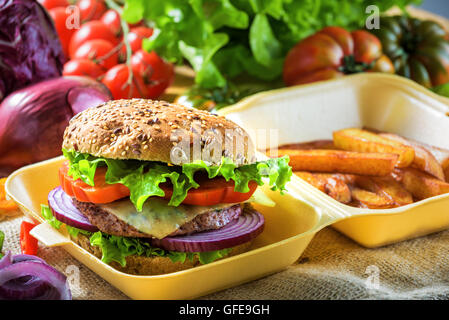 La viande hachée parfumée et savoureuse dans une saine partie intégrante du pain. Avec la tomate fraîche, l'oignon et la laitue avec l'ajout de f Banque D'Images