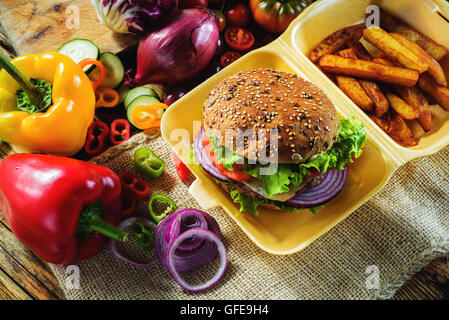 La viande hachée parfumée et savoureuse dans une saine partie intégrante du pain. Avec la tomate fraîche, l'oignon et la laitue avec l'ajout de f Banque D'Images