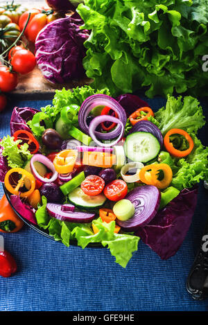 Salade de printemps avec beaucoup de légumes et plein de couleur. Banque D'Images