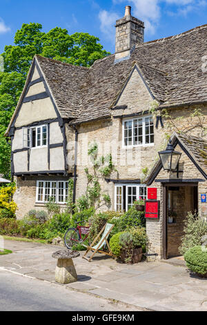 Le Old Swan Inn, dans le village de Cotswold Minster Lovell, Oxfordshire, England, UK Banque D'Images