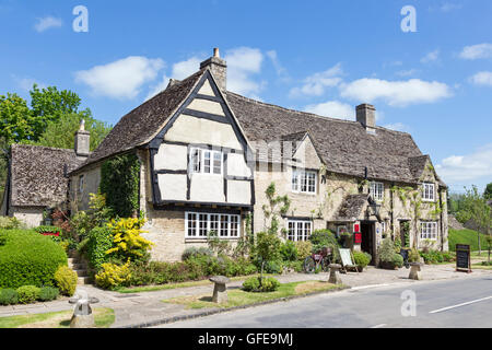 Le Old Swan Inn, dans le village de Cotswold Minster Lovell, Oxfordshire, England, UK Banque D'Images