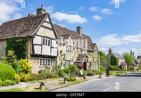 Le Old Swan Inn, dans le village de Cotswold Minster Lovell, Oxfordshire, England, UK Banque D'Images