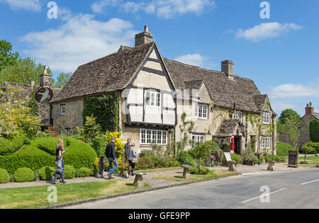 Le Old Swan Inn, dans le village de Cotswold Minster Lovell, Oxfordshire, England, UK Banque D'Images