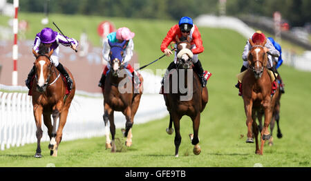 Minding monté par jockey Ryan Moore sur son chemin pour gagner le Qatar Nassau Stakes pendant cinq jours du Qatar, Goodwood Festival de Goodwood. Banque D'Images