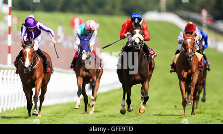 Minding monté par jockey Ryan Moore sur son chemin pour gagner le Qatar Nassau Stakes pendant cinq jours du Qatar, Goodwood Festival de Goodwood. Banque D'Images