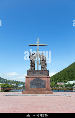 Monument aux Saints Apôtres Pierre et Paul dans la ville de Yichun sur fond bleu ciel. Kamchatka, Russie Banque D'Images