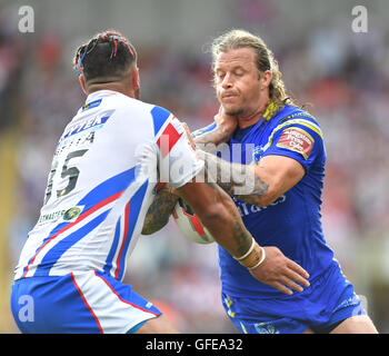 Warrington Wolves' Ashton Sims est abordé par Wakefield Wildcats' David Fifita pendant le Ladbrokes Challenge Cup, demi-finale match à Leigh Sports Village. Banque D'Images