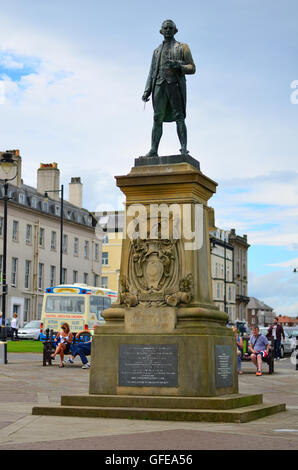 Le capitaine James Cook en statue de West Cliff Whitby North Yorkshire England UK Banque D'Images