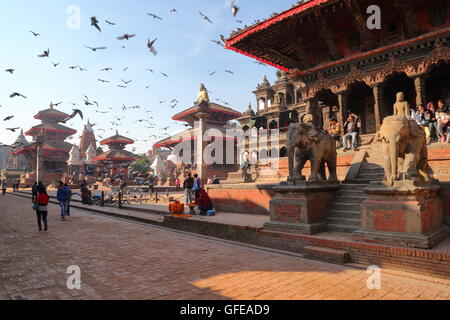 La rue principale en début de matinée le long des temples à Durbar Square, Patan, Népal Banque D'Images