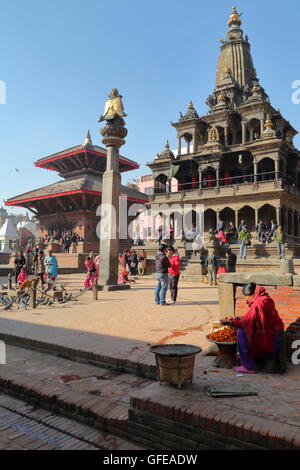 Garuda statue sur la colonne et Krishna Mandir à Durbar Square, Patan, Népal Banque D'Images