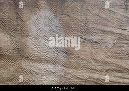 Close-up du matériel d'obturation de la fenêtre d'une vieille toile de tente sur le terrain de l'armée montrant en détail la texture de la filet de polyester. Banque D'Images