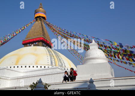 Un jeune couple népalais au Stupa de Bodhnath, Katmandou, Népal Banque D'Images