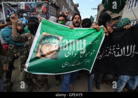 Cachemire, Inde. 30 juillet, 2016. Les manifestants crier des slogans au cours d'une manifestation de Srinagar, la capitale d'été du Cachemire sous contrôle indien. Des centaines ont participé aux manifestations contre l'assassinat de commandant militant Burhan Wani et des massacres de civils par les forces gouvernementales au Cachemire . Credit : Faisal Khan/Pacific Press/Alamy Live News Banque D'Images