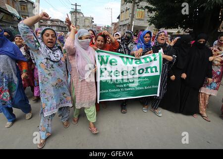 Cachemire, Inde. 30 juillet, 2016. Les femmes cachemiries crier des slogans au cours d'une manifestation de Srinagar, la capitale d'été du Cachemire sous contrôle indien. Des centaines ont participé aux manifestations contre l'assassinat de commandant militant Burhan Wani et des massacres de civils par les forces gouvernementales au Cachemire . Credit : Faisal Khan/Pacific Press/Alamy Live News Banque D'Images