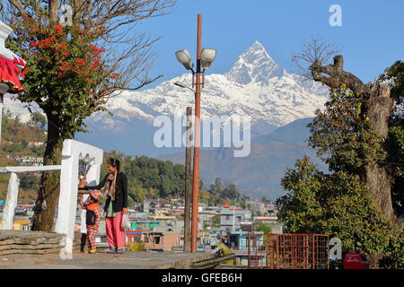 Une Népalaise femme avec son fils une cloche qui sonne à Bindhya Basini Temple dans Pokhara, Népal, Himalaya Banque D'Images