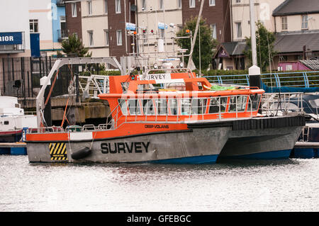 Des Volans navire à Carrickfergus Harbour. Banque D'Images