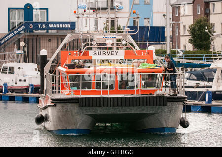 Des Volans navire à Carrickfergus Harbour. Banque D'Images