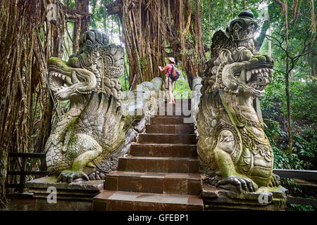 Bali, Indonésie - Dragon Bridge dans le sanctuaire des singes sacrés Banque D'Images