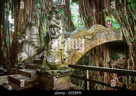 Dragon Bridge dans le singe sacré Sanctuaire, Bali, Indonésie Banque D'Images