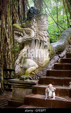 Dragon Bridge dans le singe sacré Sanctuaire, Bali, Indonésie Banque D'Images