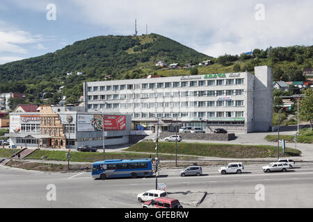 Vue d'été de l'hôtel Avacha à Yichun City. La Russie, l'Extrême-Orient, région du Kamchatka. Banque D'Images