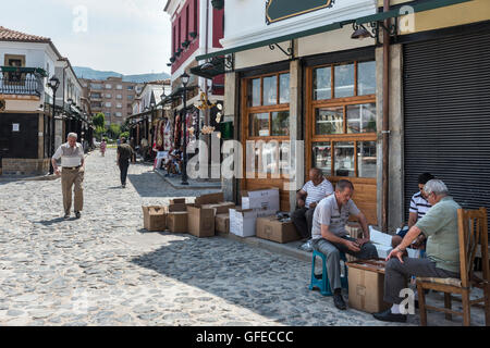 Jouant au backgammon dans le quartier de bazar. Korca, sud-est de l'Albanie. Banque D'Images