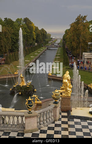 Fontaines et canal menant à la mer, vue depuis la terrasse, le Grand Palais de Peterhof, St Petersbourg, Russie. Banque D'Images