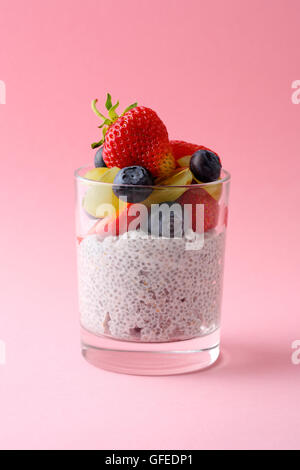 Semences chia pudding aux fruits rouges dans le verre Banque D'Images