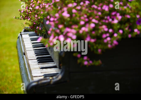 Vieux piano en bois décorées de fleurs Banque D'Images